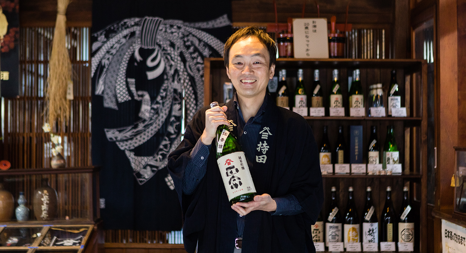 地元の銘酒を利き酒する