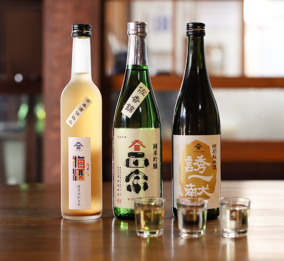 地元の銘酒を利き酒する